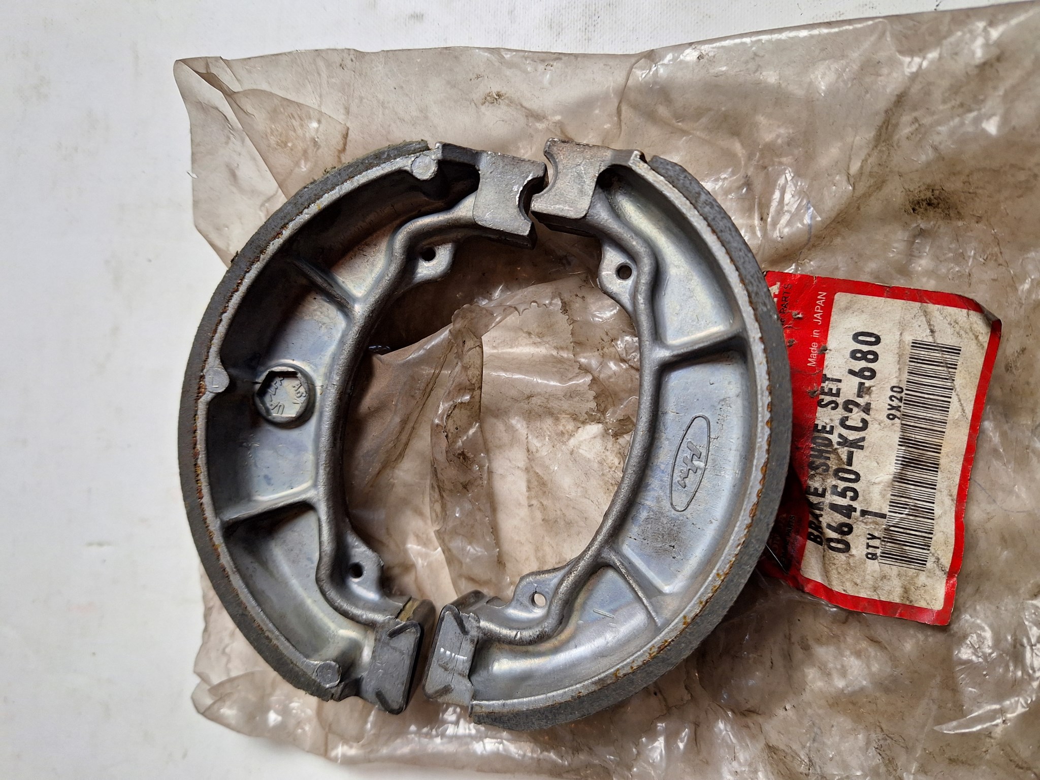 Picture of SHOE SET,BRAKE  06450-KC2-680  CM 125 CC